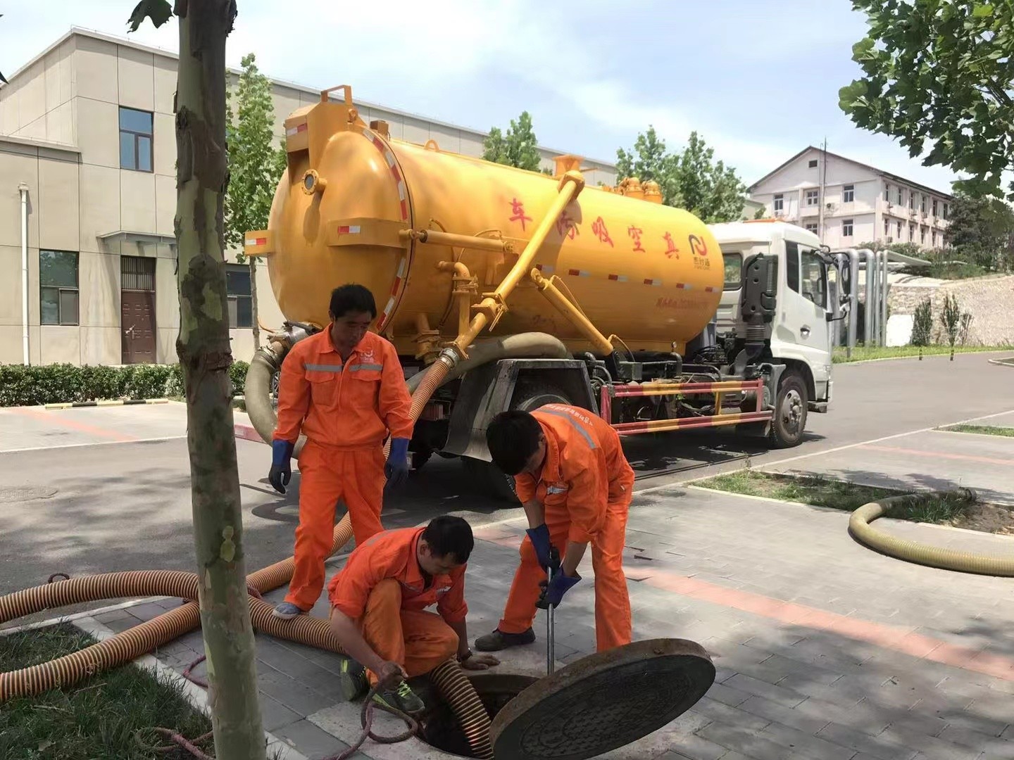 华宁管道疏通车停在窨井附近