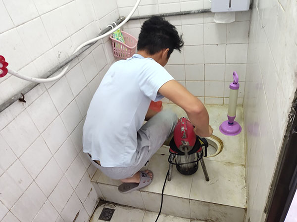 华宁管道堵塞冒臭气 专业师傅现场解决问题