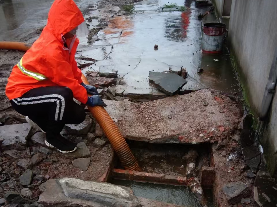 华宁专业清理污水池 炜誉市政以规范流程守护城市 “肠道”